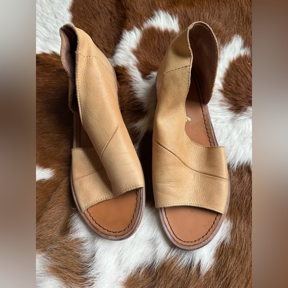 Free people Mont Blanc leather asymmetrical sandal 36 tan